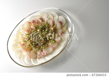 Carpaccio of sea bream and turnips on a transparent flat plate (white background, bird's eye view) Carpaccio of sea bream and turnips on a transparent flat plate (white background, bird's eye view) 67166033