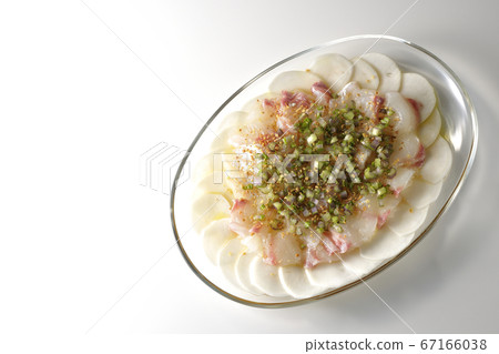 Carpaccio of sea bream and turnips on a transparent flat plate (white background, bird's eye view) 67166038