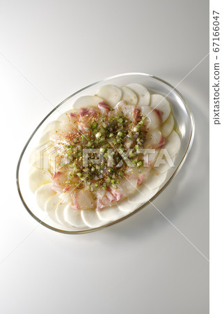 Carpaccio of sea bream and turnips on a transparent flat plate (white background, bird's eye view) 67166047