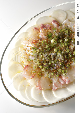 Carpaccio of sea bream and turnips on a transparent flat plate (white background, bird's eye view) Carpaccio of sea bream and turnips on a transparent flat plate (white background, bird's eye view) 67166056