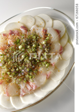 Carpaccio of sea bream and turnips on a transparent flat plate (white background, bird's eye view) Carpaccio of sea bream and turnips on a transparent flat plate (white background, bird's eye view) 67166058