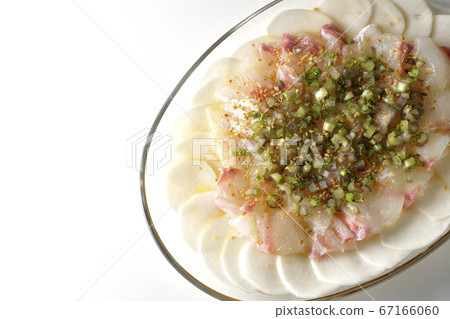 Carpaccio of sea bream and turnips on a transparent flat plate (white background, bird's eye view) Carpaccio of sea bream and turnips on a transparent flat plate (white background, bird's eye view) 67166060