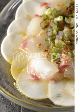 鯛魚和蘿蔔的透明薄片上的生牛肉片 67166114
