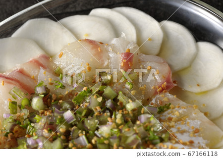 鯛魚和蘿蔔的透明薄片上的生牛肉片 鯛魚和蘿蔔的透明薄片上的生牛肉片 67166118