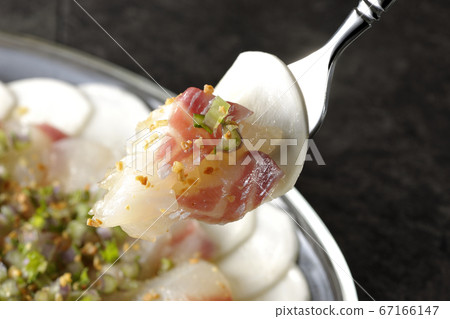 Eat the sea bream and turnip carpaccio on a transparent flat plate Eat the sea bream and turnip carpaccio on a transparent flat plate 67166147