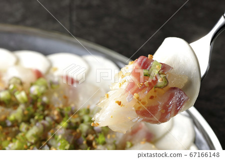 Eat the sea bream and turnip carpaccio on a transparent flat plate Eat the sea bream and turnip carpaccio on a transparent flat plate 67166148