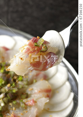 在透明的平板上吃鯛魚和蘿蔔生牛肉片 67166150