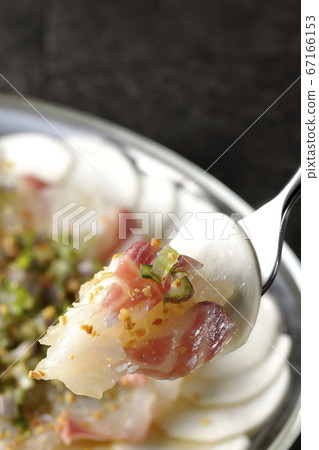 Eat the sea bream and turnip carpaccio on a transparent flat plate Eat the sea bream and turnip carpaccio on a transparent flat plate 67166153