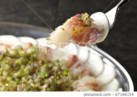 在透明的平板上吃鯛魚和蘿蔔生牛肉片 67166154