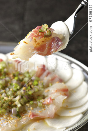 在透明的平板上吃鯛魚和蘿蔔生牛肉片 67166155