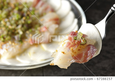 Eat the sea bream and turnip carpaccio on a transparent flat plate Eat the sea bream and turnip carpaccio on a transparent flat plate 67166157