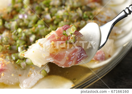 在透明的平板上吃鯛魚和蘿蔔生牛肉片 在透明的平板上吃鯛魚和蘿蔔生牛肉片 67166160