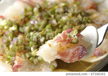 在透明的平板上吃鯛魚和蘿蔔生牛肉片 在透明的平板上吃鯛魚和蘿蔔生牛肉片 67166161