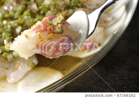 Eat the sea bream and turnip carpaccio on a transparent flat plate Eat the sea bream and turnip carpaccio on a transparent flat plate 67166162