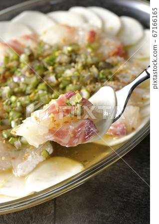 在透明的平板上吃鯛魚和蘿蔔生牛肉片 在透明的平板上吃鯛魚和蘿蔔生牛肉片 67166165