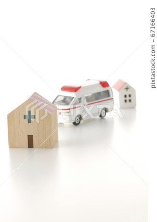 醫院出院或轉移到白色背景的圖像剪切 醫院出院或轉移到白色背景的圖像剪切 67166403