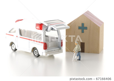 醫院出院或轉移到白色背景的圖像剪切 67166406