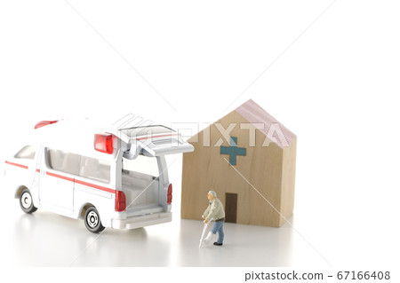 醫院出院或轉移到白色背景的圖像剪切 67166408