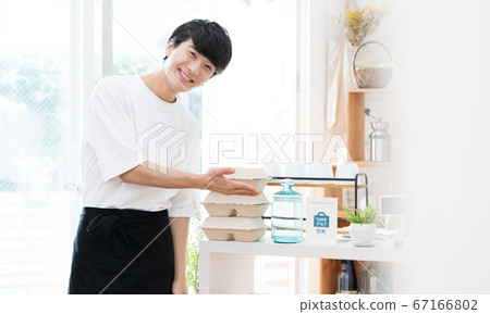 A man working as a cafe clerk [takeout] 67166802