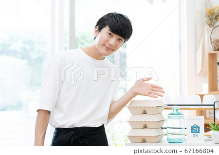 A man working as a cafe clerk [takeout] 67166804