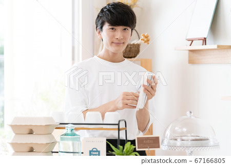 A man working as a cafe clerk [takeout] 67166805