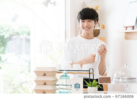 A man working as a cafe clerk [takeout] 67166806