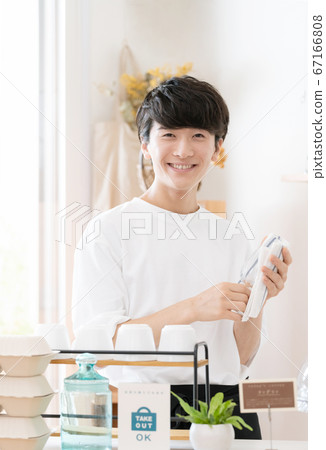 A man working as a cafe clerk [takeout] 67166808