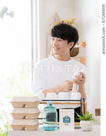 A man working as a cafe clerk [takeout] 67166809