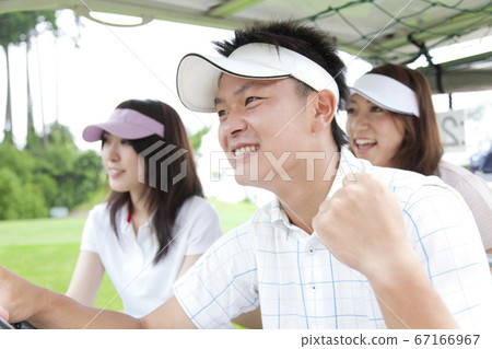 男女騎高爾夫球車 男女騎高爾夫球車 67166967