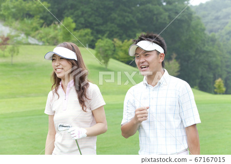 男人和女人在高爾夫球場上行走 男人和女人在高爾夫球場上行走 67167015