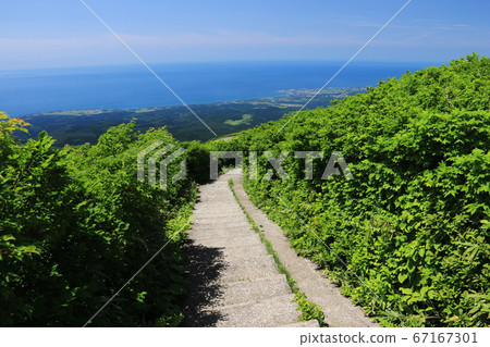 函館天文台步道和日本海的高海山景 函館天文台步道和日本海的高海山景 67167301