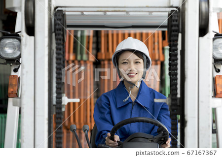 操作鏟車的女工 操作鏟車的女工 67167367