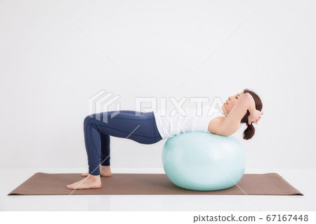 穿著運動服的女人 67167448