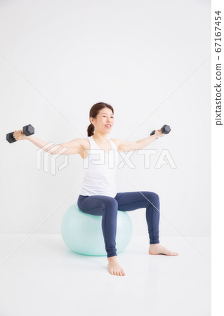 穿著運動服的女人 穿著運動服的女人 67167454