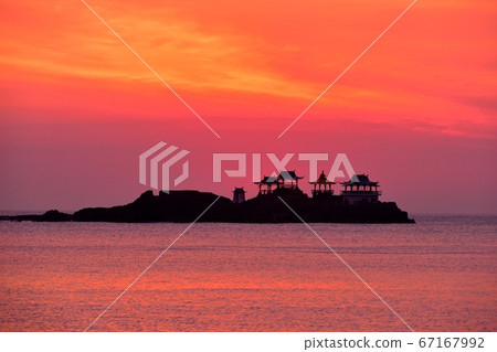 Higashima Island and Ryugu Castle from Hiyoriyama Coast 67167992