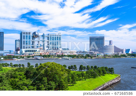<<Tokyo>> Odaiba cityscape and blue sky 67168586