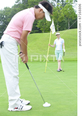 男人和女人打高爾夫球 男人和女人打高爾夫球 67168806