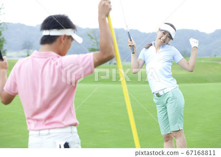 男人和女人打高爾夫球 67168811