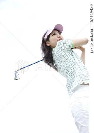 Women playing golf 67169489