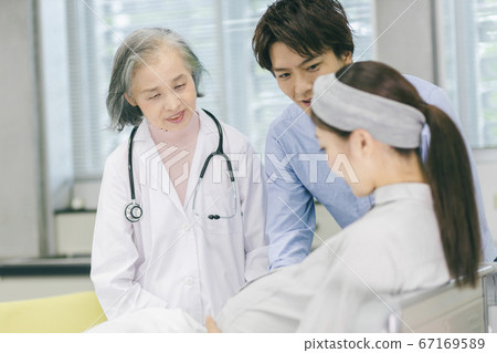 Pregnant woman regular checkup 67169589