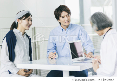Pregnant woman regular checkup 67169662