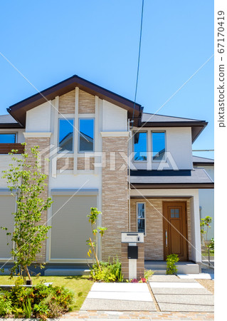 Blue sky and model house image of a new residential area 67170419