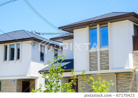 Blue sky and model house image of a new residential area 67170423
