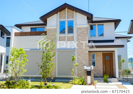 Blue sky and model house image of a new residential area 67170425