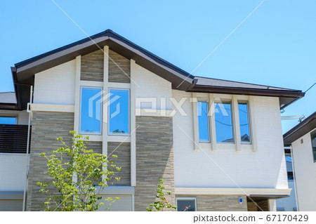 Blue sky and model house image of a new residential area 67170429
