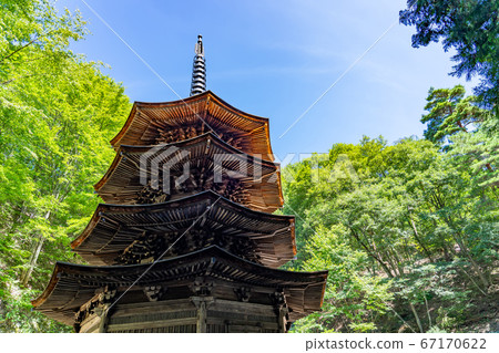 長野縣上田市,夏天的別所溫泉後邊的安樂寺八角形三塔 長野縣上田市,夏天的別所溫泉後邊的安樂寺八角形三塔 67170622