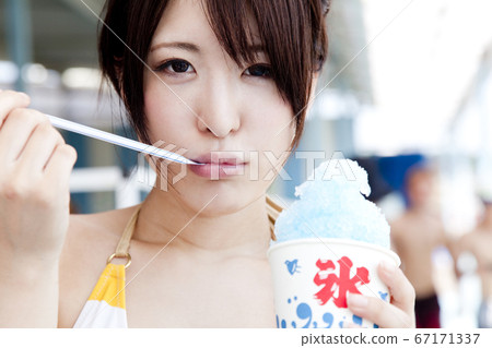 一個女人吃刨冰 一個女人吃刨冰 67171337