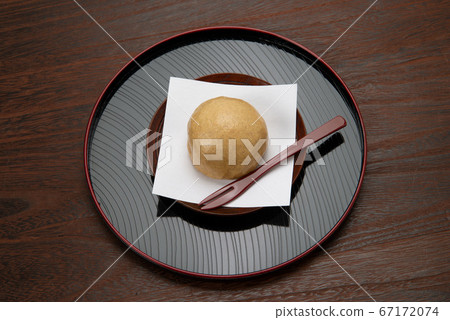 Brown manju 67172074