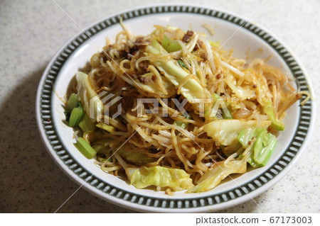 Fried noodles Fried noodles 67173003