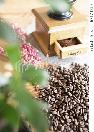 Roasted coffee beans are milled into powder 67173730